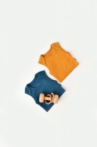 Set 2 body-uri fara maneci bebe unisex din bumbac organic si modal - Bleumarin/Sofran, BabyCosy (Marime: 9-12 luni)