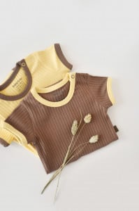 Set 2 body-uri Ribana Bebe Unisex din bumbac organic si 5%elastan - Vanilie/Maro BabyCosy (Marime: 9-12 luni)