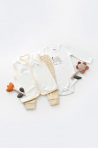 Set 3 piese Broscuta cu body, pantalonasi si vestuta din 80%bumbac organic si 20% poliester - Crem, BabyCosy (Marime: 9-12 luni)