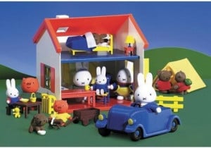 Set accesorii din plastic Miffy & Friends 3 piese (masuta si doua scaune)