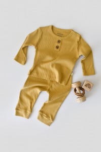 Set bluzita cu maneca lunga si pantaloni lungi din bumbac organic si modal - Somon BabyCosy (Marime: 3-6 Luni)