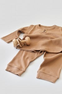 Set bluzita cu maneca lunga si pantaloni lungi din bumbac organic si modal - Maro BabyCosy (Marime: 3-6 Luni)