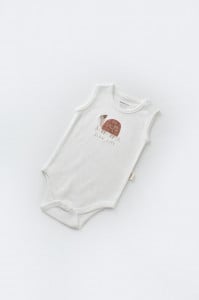 Set Broscuta cu salopeta si body din 80%bumbac organic si 20% poliester - Caramiziu, BabyCosy (Marime: 6-9 luni)