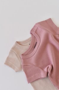 Set de 2 salopetele cu maneca scurta din bumbac organic si modal - Roz/ Blush BabyCosy (Marime: 9-12 luni)