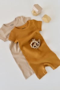 Set de 2 salopetele cu maneca scurta din bumbac organic si modal - Mustar/ Somon BabyCosy (Marime: 9-12 luni)