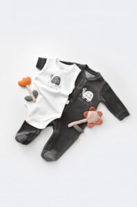 Set Broscuta cu salopeta si body din 80%bumbac organic si 20% poliester - Antracit, BabyCosy (Marime: 6-9 luni)