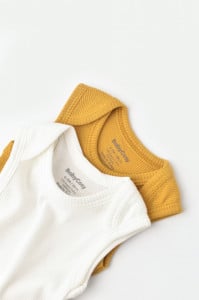 Set 2 body-uri fara maneci bebe unisex din bumbac organic si modal - Mustar/Ecru, BabyCosy (Marime: 0-3 Luni)