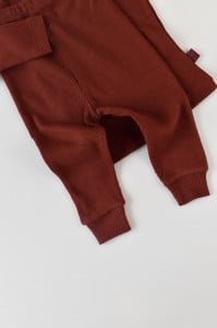 Set 3 piese: bluzita cu maneca lunga, pantaloni lungi si caciulita din bumbac organic si modal - Caramiziu BabyCosy (Marime: 18-24 Luni)