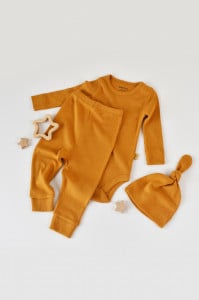 Set 3 piese: body cu maneca lunga, pantaloni lungi si caciulita din bumbac organic si modal - Mustar, BabyCosy (Marime: 18-24 Luni)