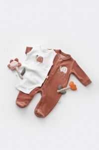 Set Broscuta cu salopeta si body din 80%bumbac organic si 20% poliester - Caramiziu, BabyCosy (Marime: 3-6 Luni)