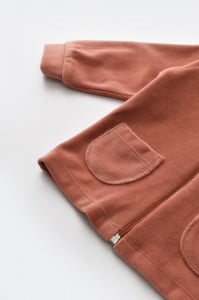 Set Ursulet cu bluzita cu fermoar si gluga si pantaloni lungi din 80%bumbac organic si 20% poliester - Caramiziu, BabyCosy (Marime: 12-18 Luni)