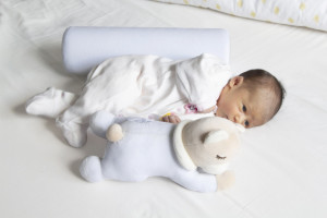 Pernuta pozitionator BabyJem anti-rasucire pentru bebelusi Teddy (Culoare: Bleu)