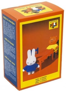 Set accesorii din plastic Miffy & Friends 3 piese (masuta si doua scaune)