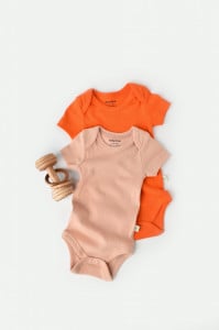 Set 2 body-uri bebe unisex din bumbac organic si modal - Rodie/Piersica, BabyCosy (Marime: 12-18 Luni)