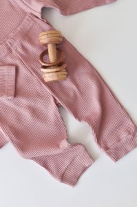 Set bluzita cu maneca lunga si pantaloni lungi din bumbac organic si modal - Roz BabyCosy (Marime: 6-9 luni)