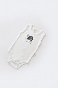 Set Broscuta cu salopeta si body din 80%bumbac organic si 20% poliester - Antracit, BabyCosy (Marime: 6-9 luni)