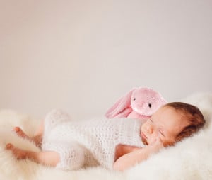 Jucarie din plus pentru copii BabyJem Sleeping Mate Small Bunny (Culoare: Crem)