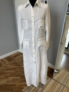 Rochie-cămașă maxi din in alb, cu broderie contrastantă