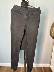 Blugi Levi’s – mărimea 27