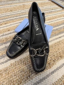 Mocasini Prada din piele cu lanț metalic – mărimea 36