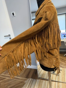 Jachetă vintage din piele întoarsă cu franjuri – mărimea L–XL