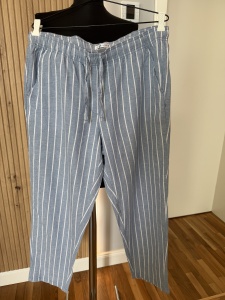 Pantaloni din in cu dungi verticale – lejeri și versatili