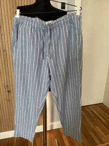Pantaloni din in cu dungi verticale – lejeri și versatili