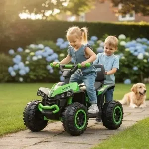 Copil plimbandu-se cu ATV-ul electric NOVOKIDS™ Mini Monster verde in parc, vehicul electric pentru copii cu design sportiv si roti mari pentru distractie in aer liber