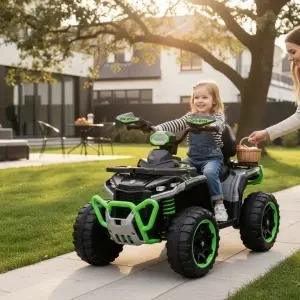 Copil plimbandu-se cu ATV-ul electric NOVOKIDS™ MonsterQUAD PRO verde in parc, vehicul electric pentru copii cu design sportiv si roti mari pentru distractie in aer liber