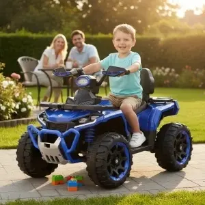 Copil plimbandu-se cu ATV-ul electric NOVOKIDS™ MonsterQUAD PRO albastru in parc, vehicul electric pentru copii cu design sportiv si roti mari pentru distractie in aer liber