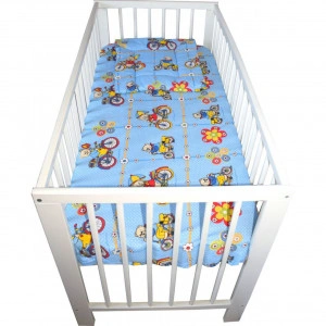 Lenjerie Patut Bebe Novokids™ din BUMBAC 100% , 3 Piese, Dimensiune Universala, PILOTA INCLUSA, Model Ursulet Bicicleta, Albastru