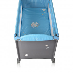 Patut-pliant-transformabil-in-tarc-copii-NOVOKIDS-Sleepy-NEST-60X120-cm-2-Niveluri-Masa-infasat-Jucarie-Carusel-cu-jucarii-din-plus-Fermoar-acces-lateral-Albastru-cu-Gri_1