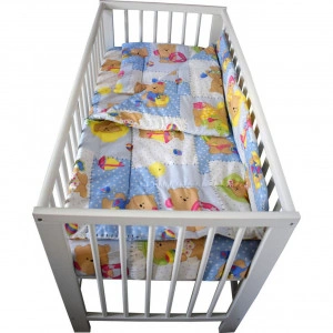 Lenjerie Patut Bebe Novokids™ din BUMBAC 100% , 3 Piese, Dimensiune Universala, PILOTA INCLUSA, Model Ursulet Palarie, Albastru
