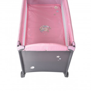Patut-pliant-transformabil-in-tarc-copii-NOVOKIDS-Sleepy-NEST-60X120-cm-2-Niveluri-Masa-infasat-Jucarie-Carusel-cu-jucarii-din-plus-Fermoar-acces-lateral-Roz-cu-Gri_2