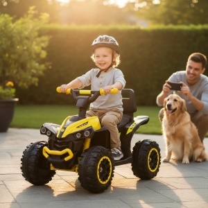 Copil plimbandu-se cu ATV-ul electric NOVOKIDS™ Mini Monster galben in parc, vehicul electric pentru copii cu design sportiv si roti mari pentru distractie in aer liber