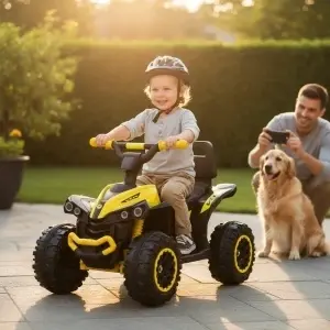 Copil plimbandu-se cu ATV-ul electric NOVOKIDS™ Mini Monster galben in parc, vehicul electric pentru copii cu design sportiv si roti mari pentru distractie in aer liber