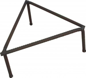 Pirostrie-traditionala-din-fier-striat-HouseXL-triunghiulara-pentru-ceaune-tuciuri-grosime-16-mm-maxim-250-kg-50X50X40X28-cm-Negru_1