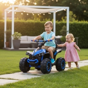 Copil plimbandu-se cu ATV-ul electric NOVOKIDS™ Mini Monster albastru in parc, vehicul electric pentru copii cu design sportiv si roti mari pentru distractie in aer liber