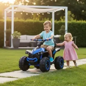 Copil plimbandu-se cu ATV-ul electric NOVOKIDS™ Mini Monster albastru in parc, vehicul electric pentru copii cu design sportiv si roti mari pentru distractie in aer liber