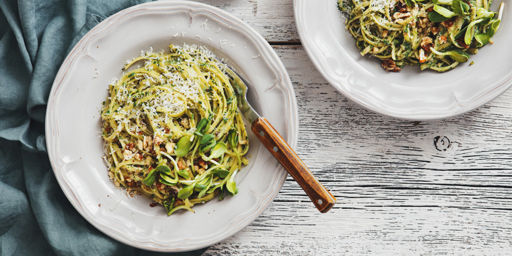 Paste cu sos pesto, nuci si mozzarella