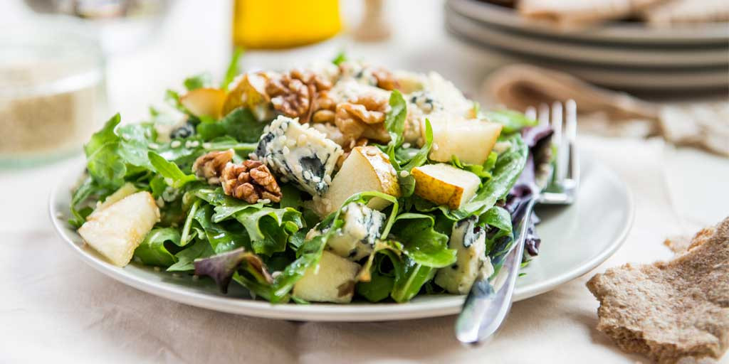 Salata cu pere, nuci si branza Roquefort