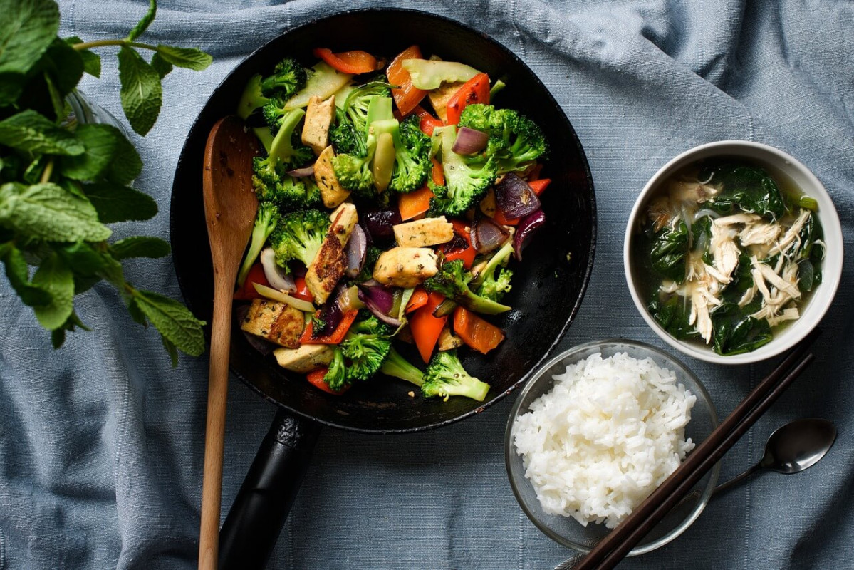 Salata cu tofu – reteta delicioasa si simpla care iti poate da energie pentru intreaga zi