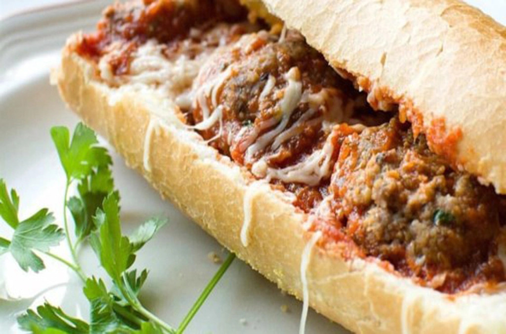 Sandwich cu chifteluțe