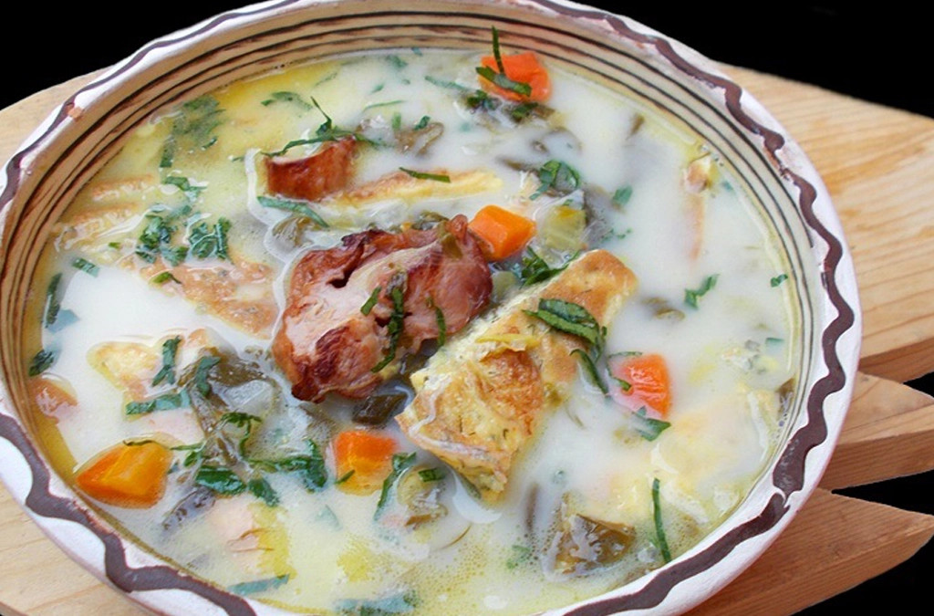 Ciorbă ardelenească de primăvară cu afumătură și salată