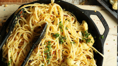 Conopida gratinata cu branza si spaghete condimentate