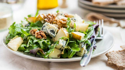 Salata cu pere, nuci si branza Roquefort