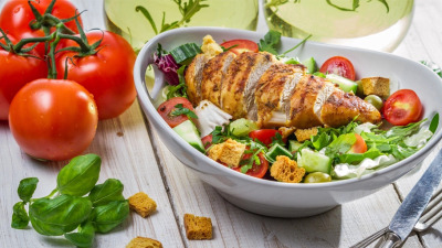 Salata cu piept de pui la gratar