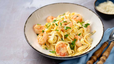 Tagliatelle cu creveti si sos alb
