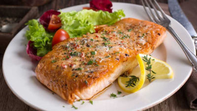 Somon in crusta de ierburi aromatice