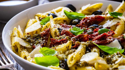 Penne cu sos pesto si rosii uscate